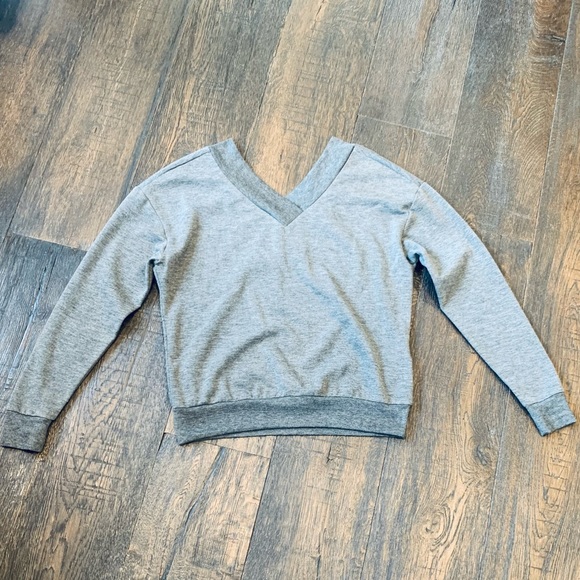 🛍 2/$25 Vero Moda V-Neck Sweater - Picture 2 of 8